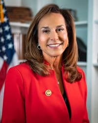 Official portrait of Lisa McClain