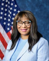 Official portrait of Janelle Bynum